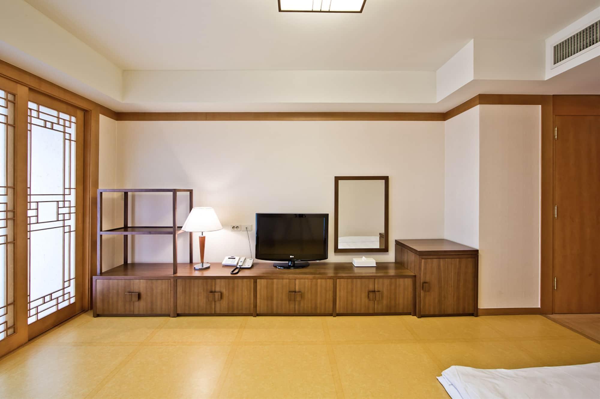 Yeongam Hotel Hyundai By Lahan Mokpo מראה חיצוני תמונה